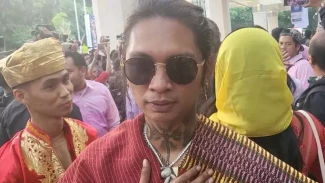 Deretan Artis Datangi Debat Cawapres, Young Lex Tampil Menawan dengan Baju Adat