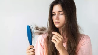 Cara Cegah Rambut Rontok dan Uban Sejak Dini, Kenali Penyebabnya