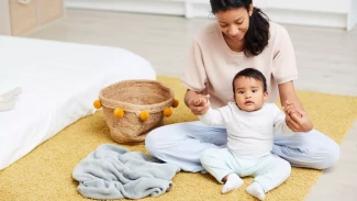 Tanda-Tanda Bayi Sudah Siap Untuk Belajar Duduk, Mom Harus Tau