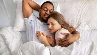 19 Posisi Tidur yang Punya Arti bagi Hubungan Asmara Suami Istri